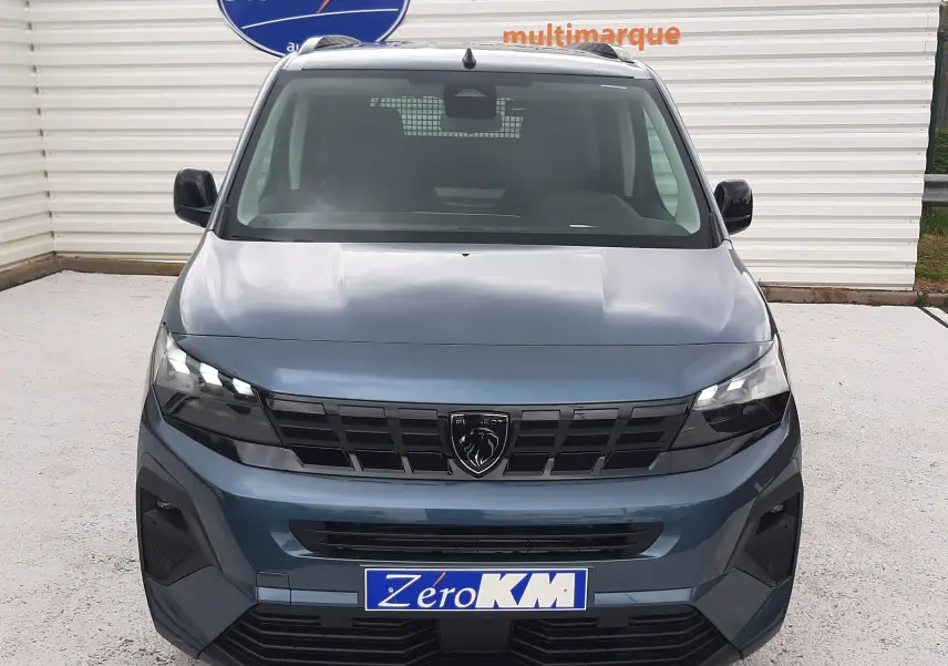 Vue de face d'un Peugeot Rifter III Ph.2 bleu Kiama avec calandre noire et logo lion central visible.