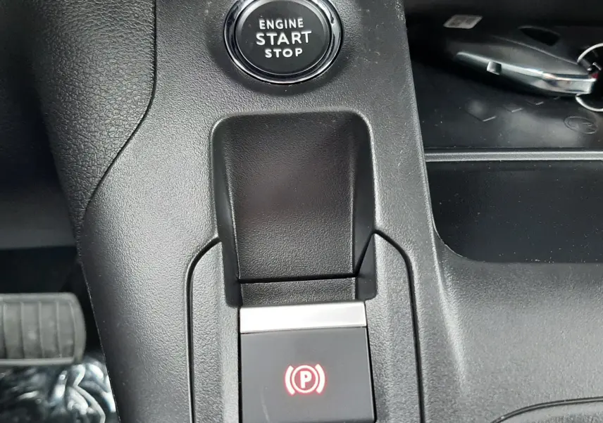 Gros plan sur le bouton Start/Stop moteur et la commande de frein à main électrique du Peugeot Rifter III Ph.2.