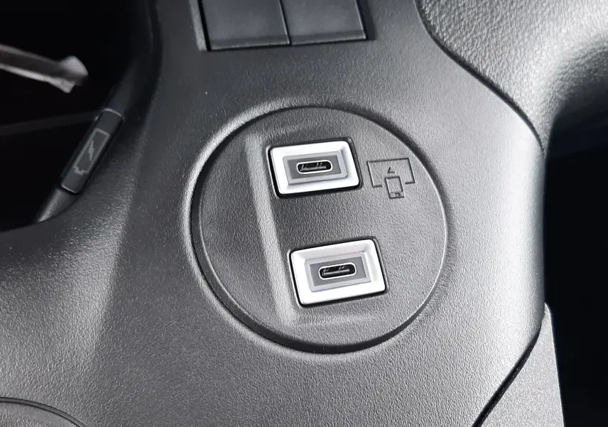 Gros plan sur les deux ports USB-C intégrés dans la console centrale noire du Peugeot Rifter Bleu Kiama 2026.