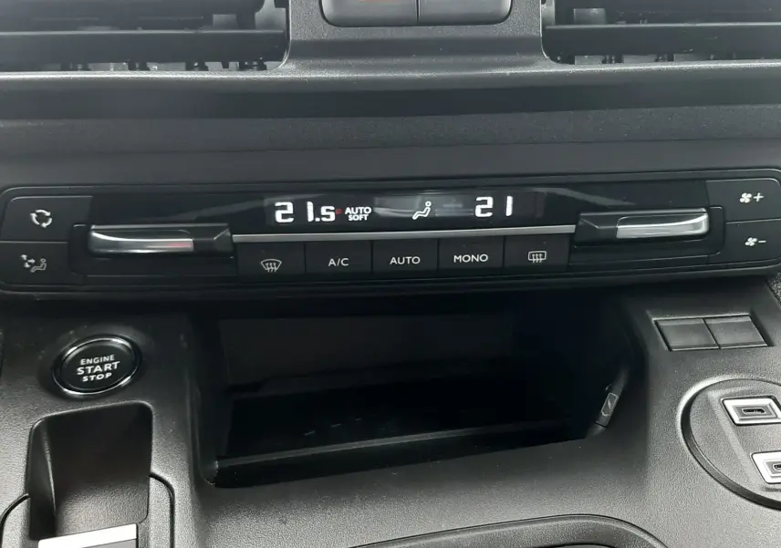 Détail du tableau de bord du Peugeot Rifter 2026, montrant la climatisation automatique bizone et bouton start/stop.