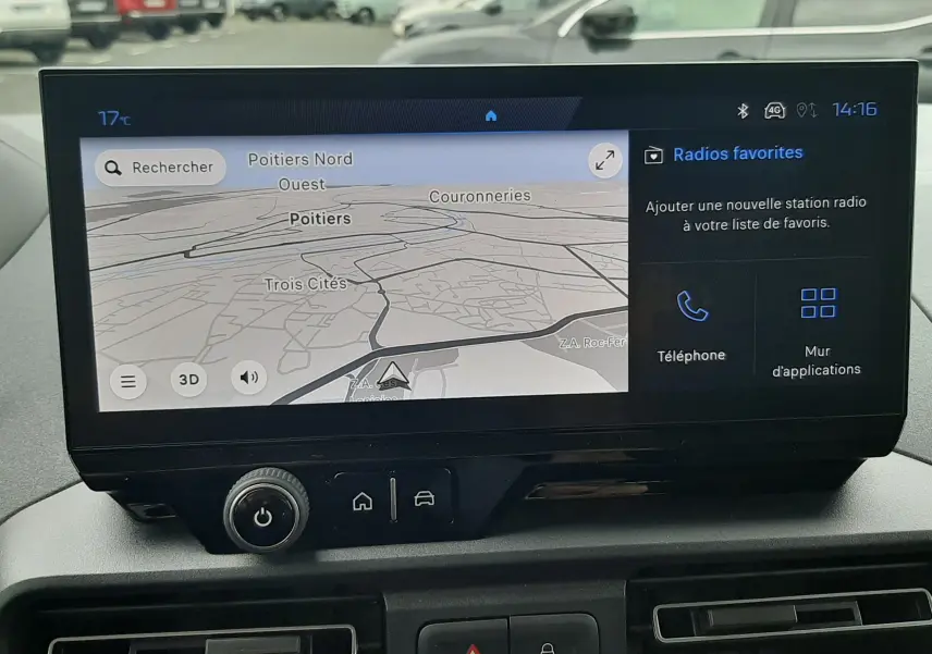 Vue intérieure centrée sur l'écran tactile de navigation du Peugeot Rifter 2026, avec tableau de bord et aérateurs visibles.