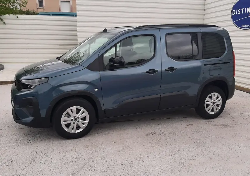 Peugeot Rifter bleu Kiama vu de profil côté gauche, avec porte coulissante et jantes alu 16 pouces.