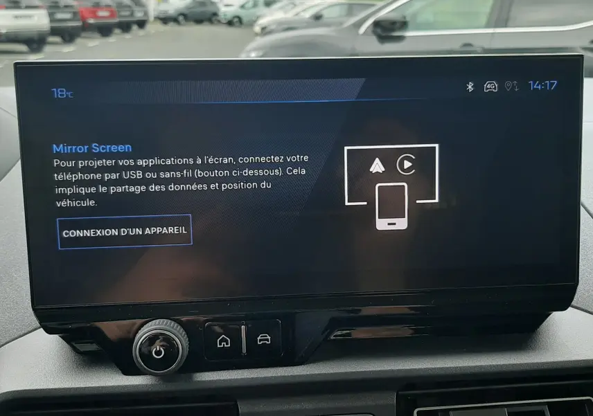 Écran tactile central du Peugeot Rifter 2026 affichant la fonction Mirror Screen, avec tableau de bord noir.