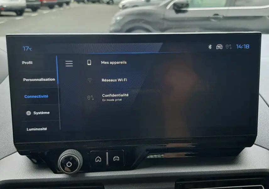 Écran tactile central du Peugeot Rifter III Ph.2, vue intérieure avec tableau de bord et commandes visibles.