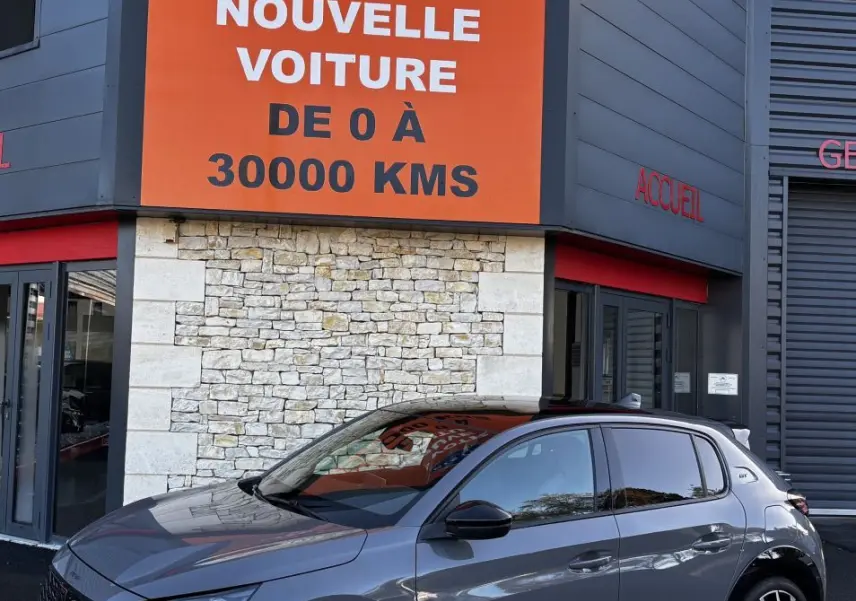 Peugeot 208 Hybrid 136 eDCS6 GT gris foncé vue 3/4 avant, avec jantes alliage et feux LED distinctifs.