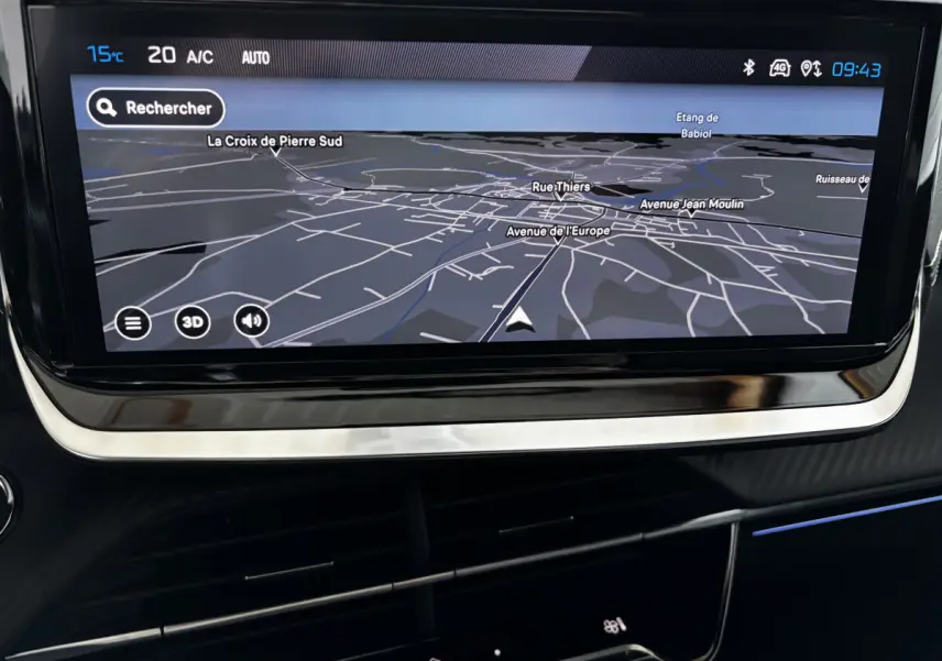 Écran tactile central affichant la navigation GPS dans l'habitacle d'une Peugeot 208 Hybrid 136 gris foncé.