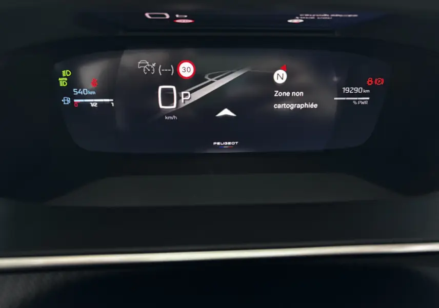 Affichage numérique du combiné instruments de la Peugeot 208 Hybrid 136 GT montrant la vitesse et la navigation.