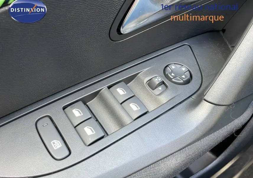 Gros plan sur les commandes des vitres électriques et rétroviseurs côté conducteur du Peugeot 2008 bleu Vertigo Metal 2024.