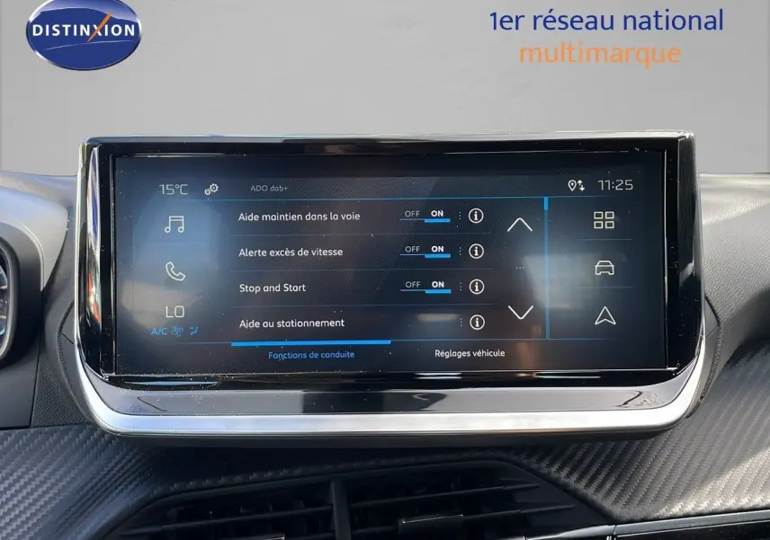 Écran tactile central du Peugeot 2008 2024 affichant les aides à la conduite, avec finition carbone autour.