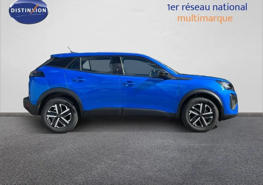 Profil latéral droit d'un Peugeot 2008 2024 en bleu Vertigo métallisé avec jantes alliage noires et grises.