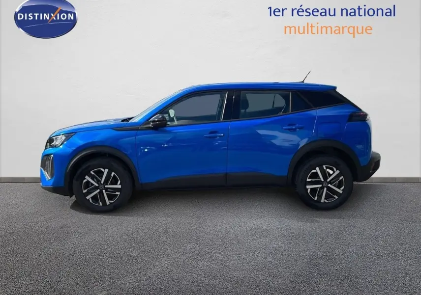 Profil côté gauche du Peugeot 2008 2024 en bleu Vertigo Métal avec jantes alliage et toit noir contrasté.