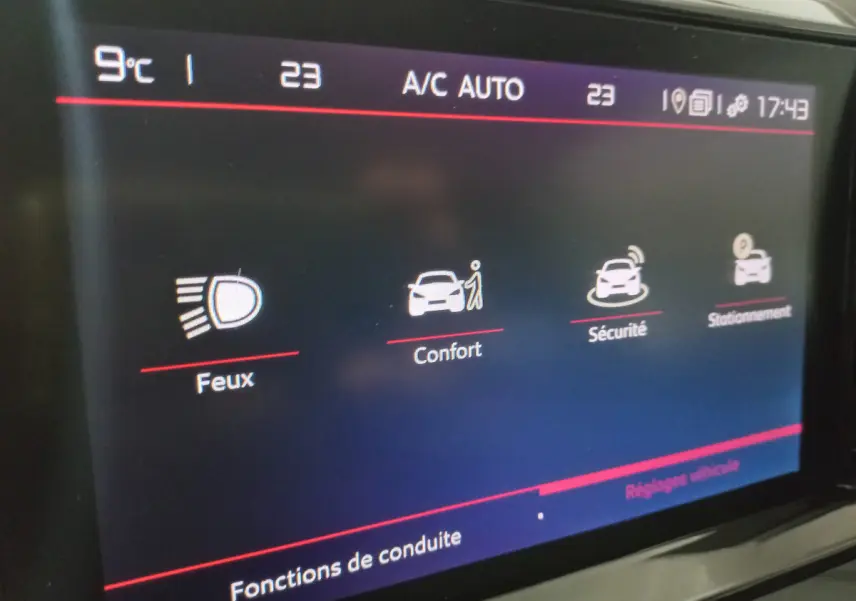 Écran tactile intérieur du Citroën C5 Aircross 2020 affichant les réglages Feux, Confort, Sécurité et Stationnement.