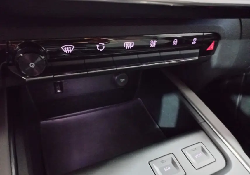 Gros plan sur la console centrale noire du Citroën C5 Aircross 2020 avec commandes climatisation et boutons Eco et Sport.