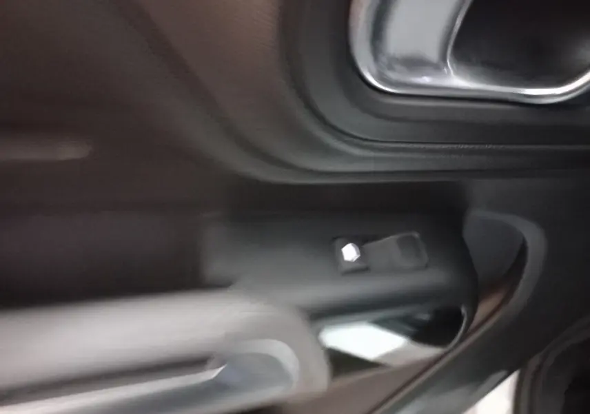 Poignée intérieure de porte côté droit du Citroën C5 Aircross 2020 avec commandes de vitre et finition noire.