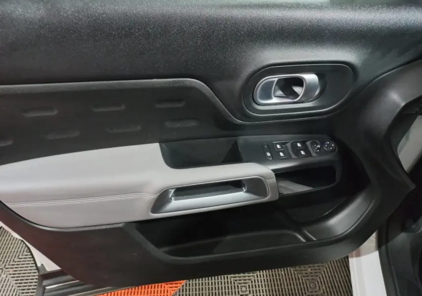Panneau de porte côté gauche noir et gris avec commandes électriques sur Citroën C5 Aircross blanc 2020.