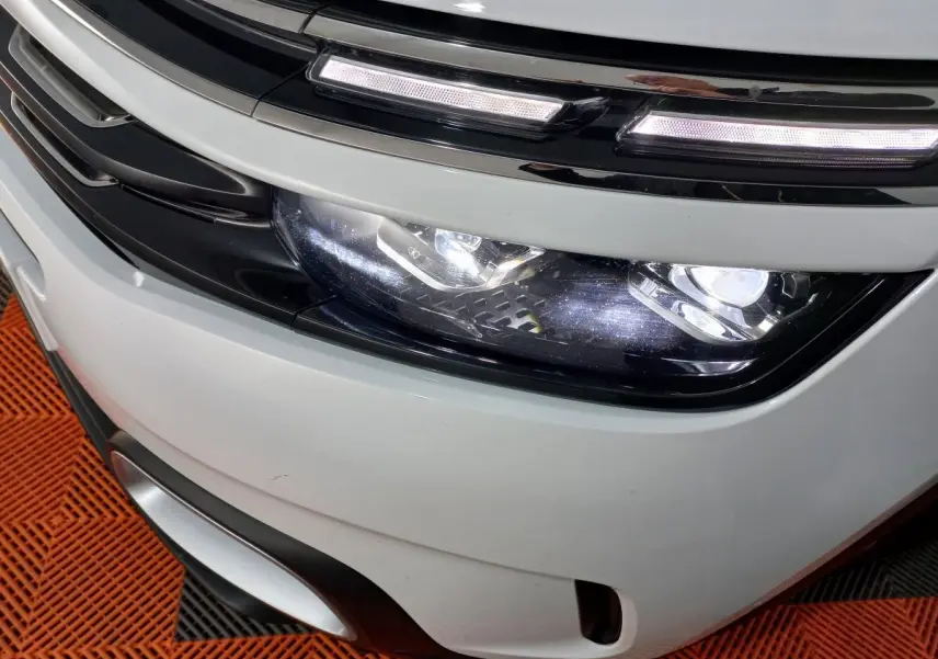 Gros plan sur le phare avant droit blanc du Citroën C5 Aircross 2020 avec éclairage LED et détails noirs contrastants.