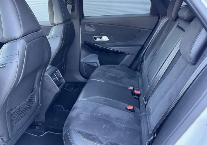 Vue intérieure côté droit des sièges arrière en cuir noir et alcantara du DS7 Crossback, avec appuie-têtes et ceintures visibles.