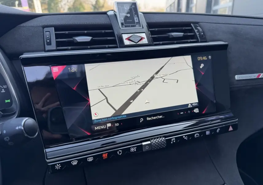 Vue rapprochée de l’écran tactile central avec navigation 3D du tableau de bord du DS7 Crossback blanc 2020.