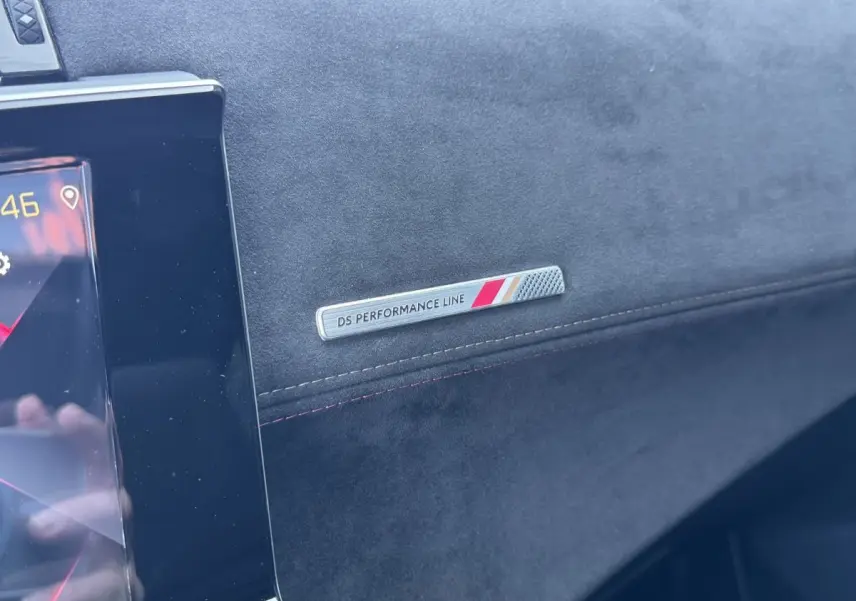 Détail intérieur montrant l’inscription DS Performance Line sur le tableau de bord en alcantara noir.