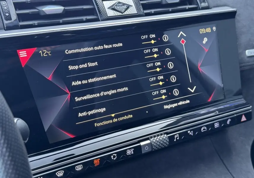 Écran tactile central du DS7 Crossback blanc 2020 affichant les réglages d’aide à la conduite.