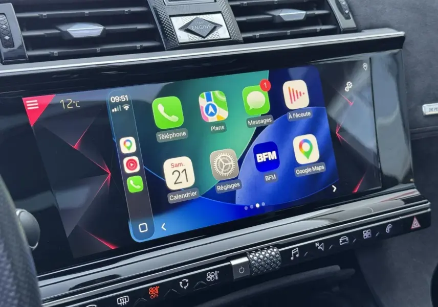 Écran tactile central affichant les applications connectées dans l’habitacle du DS7 Crossback blanc, vue rapprochée.