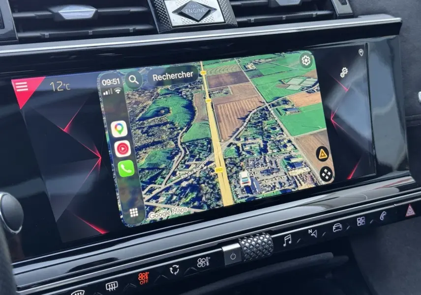 Écran tactile central du DS7 Crossback blanc de 2020 affichant la navigation Google Maps en vue satellite.