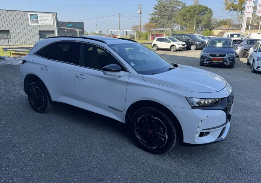 DS7 Crossback blanc vue 3/4 avant droit, avec jantes noires et calandre distinctive DS en concession.