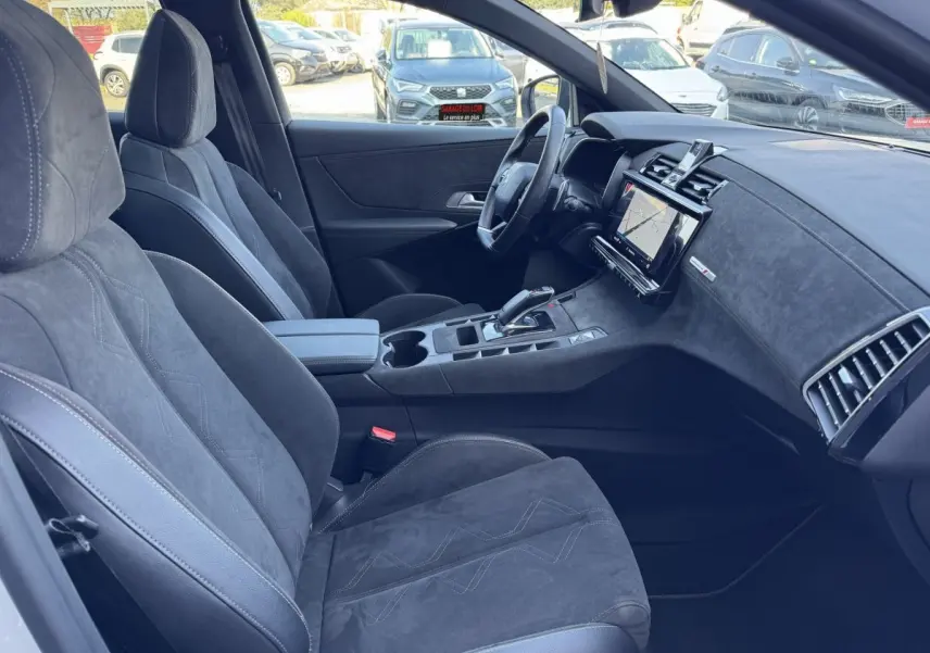 Intérieur de la DS7 Crossback vue côté conducteur, sièges en alcantara gris et tableau de bord avec écran tactile.