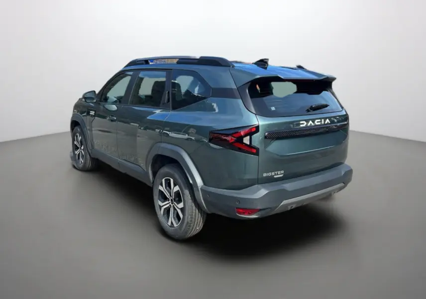 Vue 3/4 arrière droite du Dacia Bigster vert cèdre avec barres de toit et jantes alu 17 pouces.