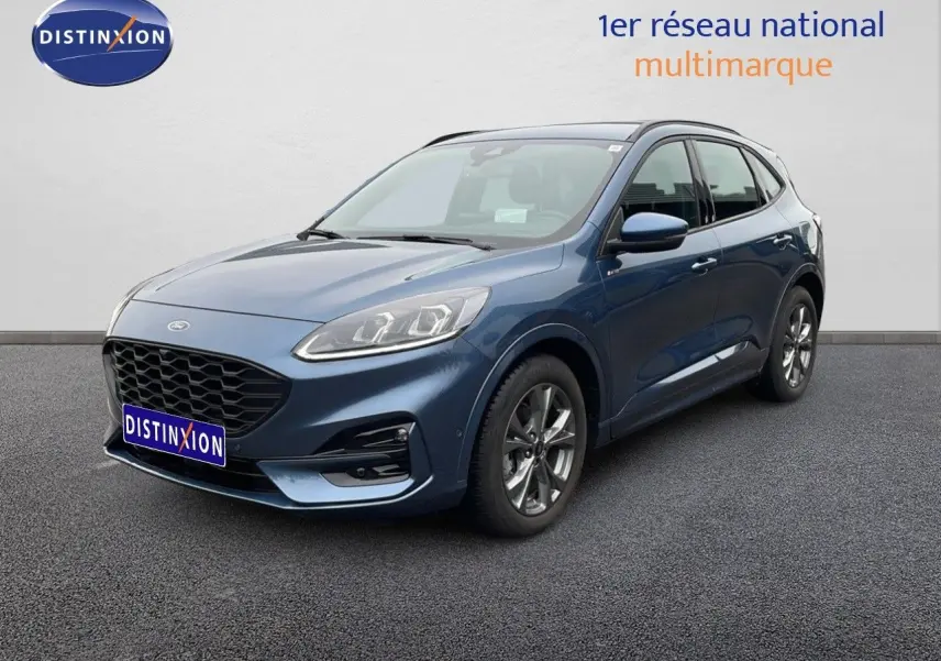 Ford Kuga 2024 bleu chrome métal en 3/4 avant droit, avec calandre noire et jantes alliage foncé.