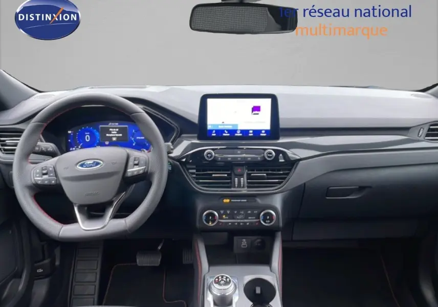 Vue intérieure frontale du tableau de bord du Ford Kuga 2024, avec volant multifonction et écran tactile central.