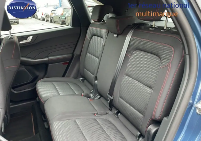 Vue intérieure côté droit des sièges arrière en tissu noir avec surpiqûres rouges du Ford Kuga bleu chrome 2024.