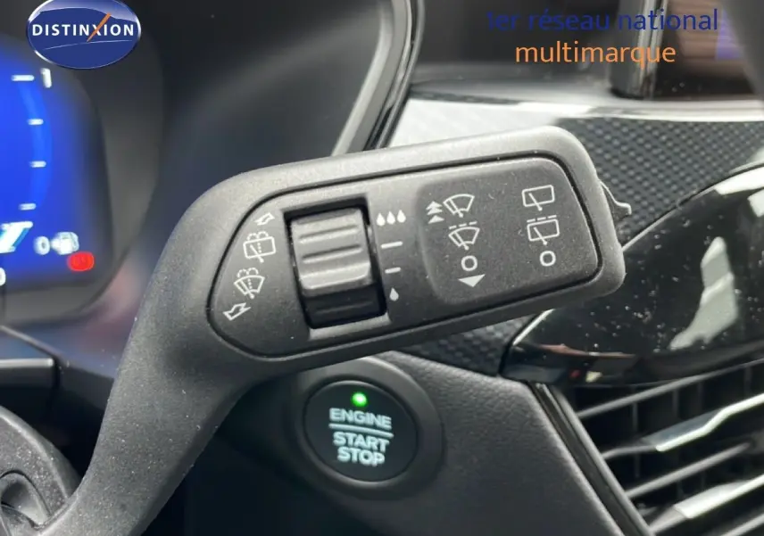 Détail du commodo d’essuie-glace avec bouton start/stop visible, intérieur noir du Ford Kuga 2024.