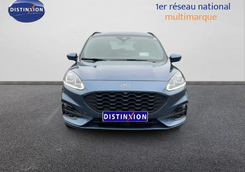 Vue frontale d'un Ford Kuga 2024 bleu chrome métal avec calandre noire et phares LED allumés.