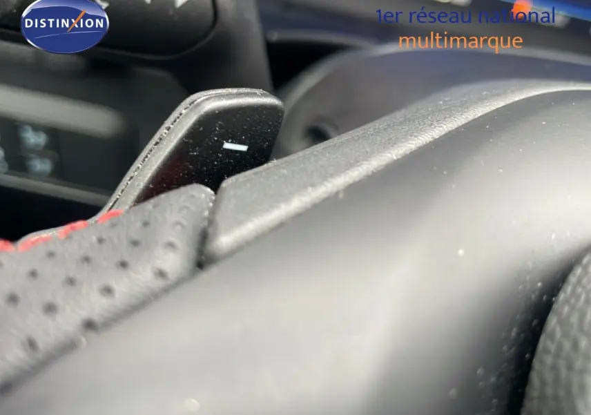 Gros plan sur la palette de changement de vitesse au volant du Ford Kuga 2024, finition ST-LINE, intérieur noir.
