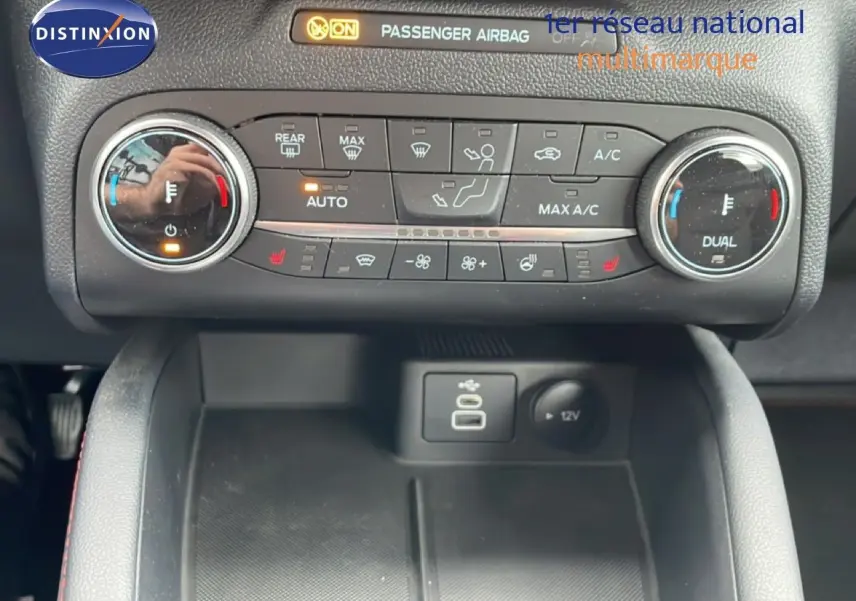 Vue rapprochée du tableau de bord central du Ford Kuga 2024, montrant les commandes de climatisation et ports USB.