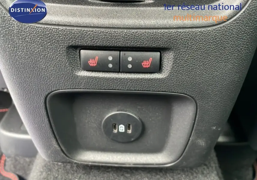 Gros plan sur les commandes de sièges chauffants et prise USB à l'arrière d'un Ford Kuga 2024 finition ST-Line.