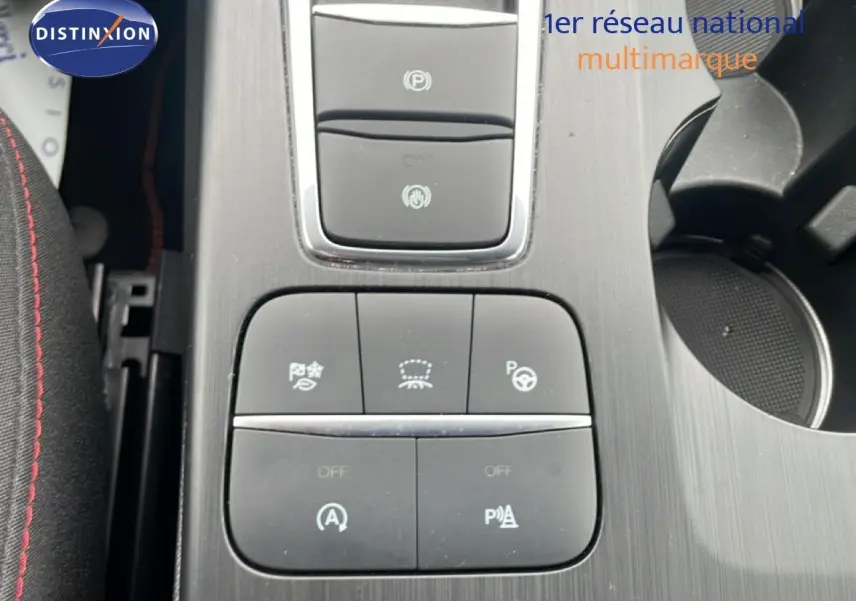 Vue rapprochée de la console centrale du Ford Kuga 2024, boutons de contrôle d’aides à la conduite sur finition ST-Line.