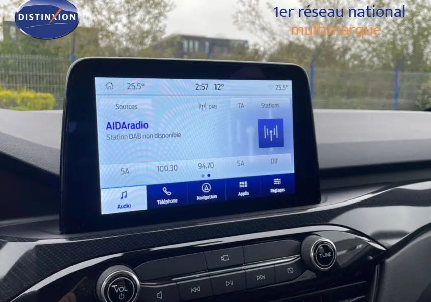 Vue intérieure du tableau de bord du Ford Kuga 2024, écran tactile central avec interface multimédia visible.