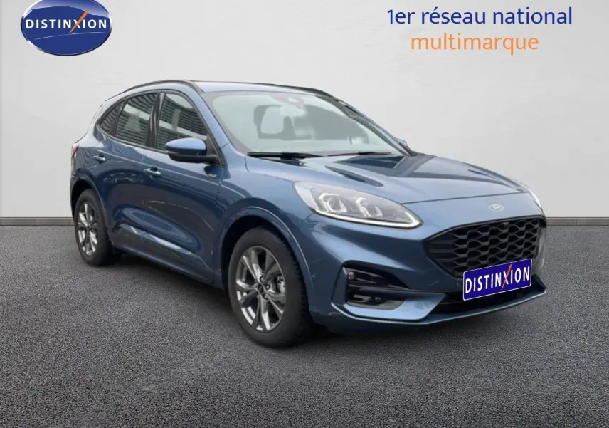 Ford Kuga 2024 bleu chrome métal en 3/4 avant droit, avec calandre noire et jantes alliage gris.