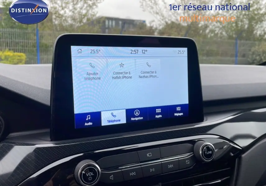 Écran tactile central du tableau de bord du Ford Kuga 2024, avec commandes audio et connectivité téléphone visibles.