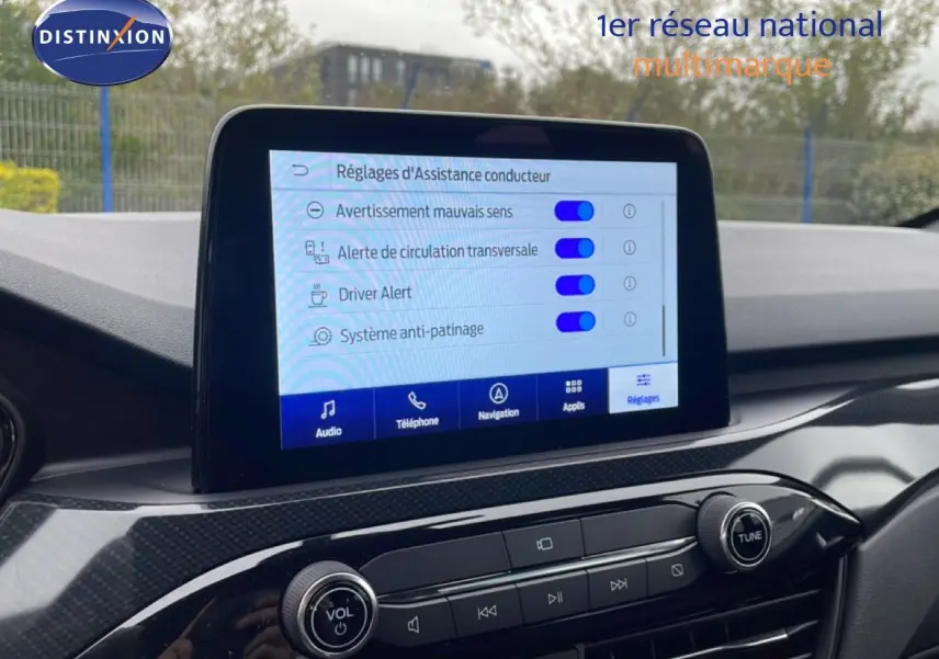 Écran tactile central affichant les réglages d'assistance conducteur dans l'habitacle du Ford Kuga 2024.