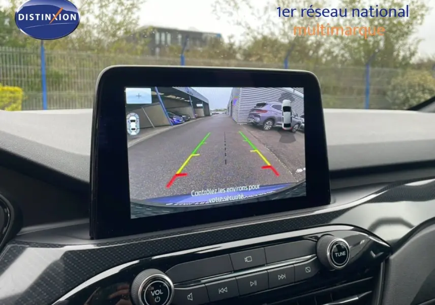 Vue intérieure du tableau de bord du Ford Kuga bleu chrome métal 2024, avec écran de caméra de recul affiché.
