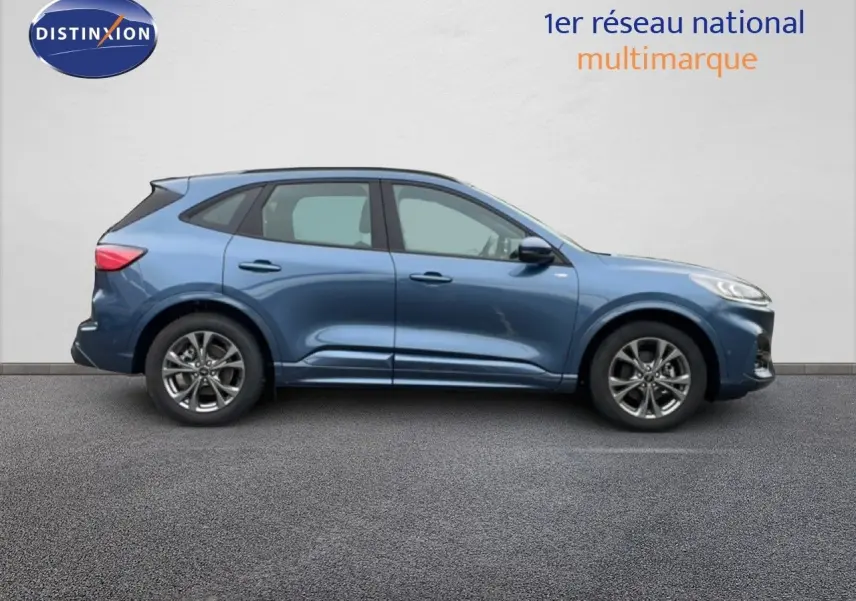 Profil latéral gauche d'un Ford Kuga 2024 bleu chrome métallisé avec jantes alliage et lignes dynamiques ST-Line.
