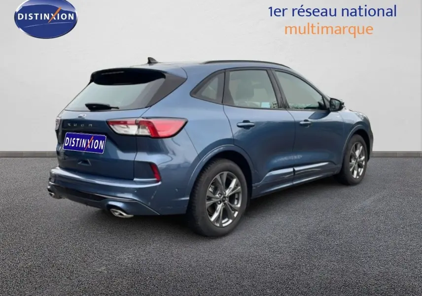 Vue 3/4 arrière droite d'un Ford Kuga 2.0D EcoBlue 120ch bleu chrome métal avec jantes alliage et double sortie d'échappement.