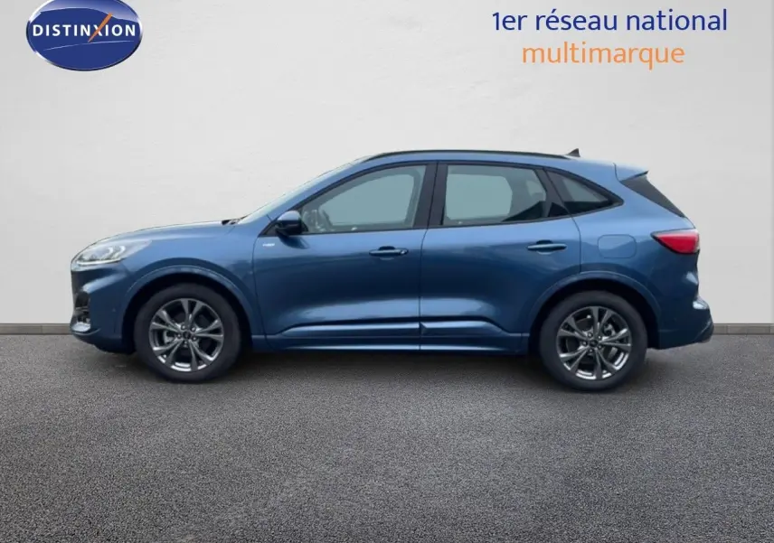 Vue de profil droit d'un Ford Kuga 2024 bleu chrome métallisé avec jantes alliage et finition ST-Line.