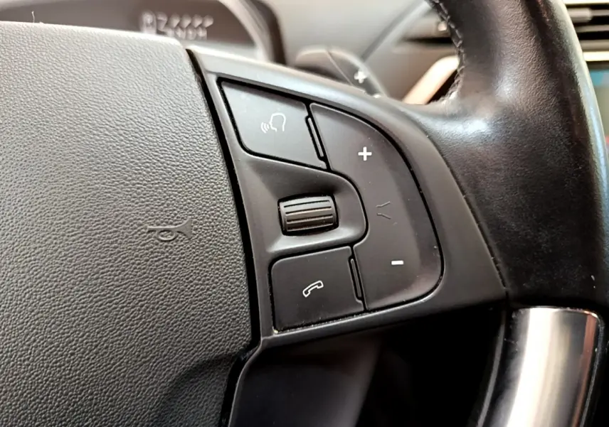 Gros plan sur les commandes du volant en cuir noir du Citroën Grand C4 Spacetourer gris foncé, version Shine 2022.