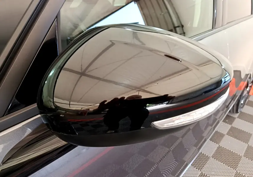 Rétroviseur côté gauche noir brillant du Citroën Grand C4 Spacetourer 2022 avec clignotant intégré.