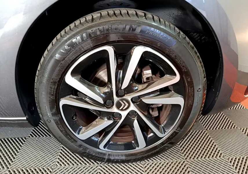 Gros plan sur la roue avant droite gris foncé du Citroën Grand C4 Spacetourer avec jante alliage distinctive.