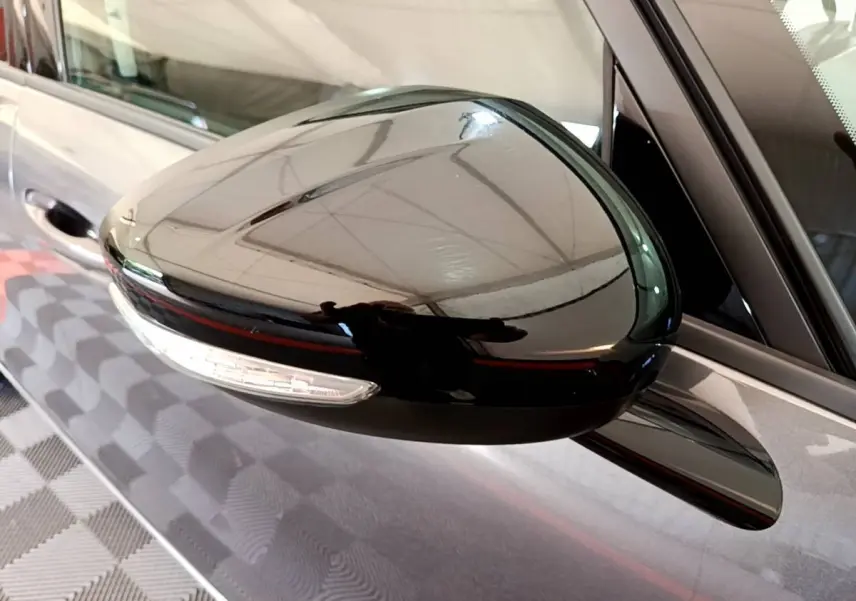 Rétroviseur côté gauche noir brillant avec clignotant intégré sur Citroën Grand C4 Spacetourer gris foncé.